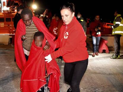 La Cruz Roja traslada al Hospital de Motril (Granada) a una embarazada que hab&iacute;a sido rescatada de una patera el pasado 7 de diciembre. 
