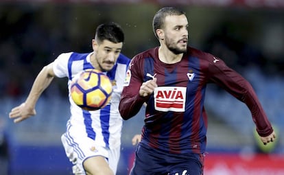 Yuri persigue a Pedro León.