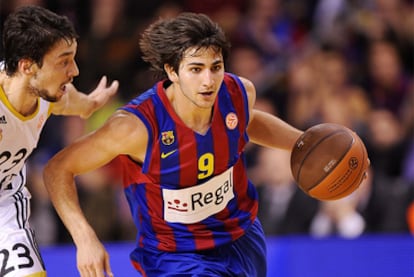 Ricky trata de marcharse de Llull durante un encuentro entre el Barça y el Madrid.