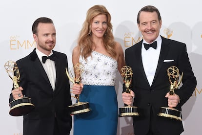 Aaron Paul, ganador del Emmy a Mejor Actor de Reparto, Anna Gunn, Mejor actriz de Reparto y Bryan Cranston, Mejor Actor (todos de la serie Breaking Bad) posan con sus premios.