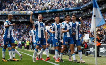 Wu Lei, en el centro, celebra un gol con sus compañeros del RCD Espanyol en LaLiga Santander.