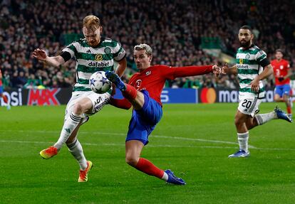 Griezmann pugna por el balón ante Liam Scales.