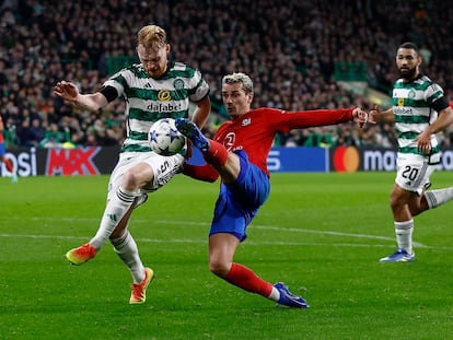 Griezmann pugna por el balón ante Liam Scales.