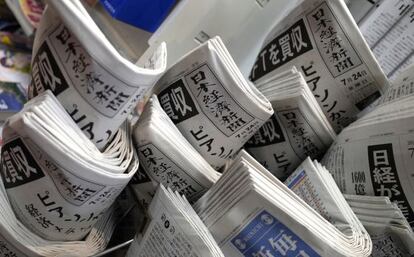 Varios ejemplares del diario Nikkei en un kiosko de Yokohama (Japón).
