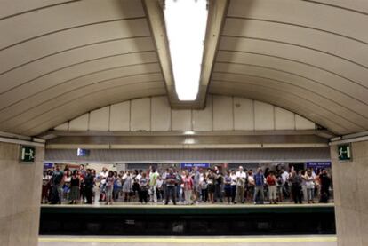 Viajeros esperando el tren ayer en uno de los andenes de la estación de Metro de Avenida de América.
