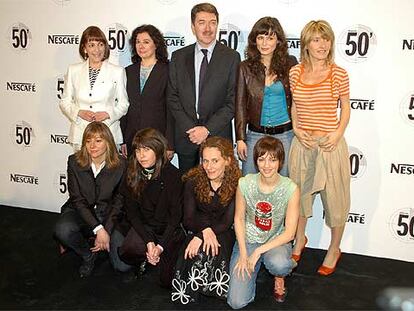 De izquierda a derecha, en primera fila Eva Sánchez Nofuentes, Carmen Rico, Silvia González Laa y Paz Gómez, y detrás, Carmen Maura, Chus Gutiérrez, José Pou, Aitana Sánchez-Gijón y Cayetana Guillén Cuervo.