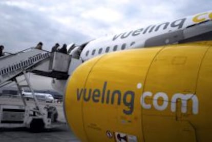 Pasajeros subiendo a un avión de la compañía Vueling.