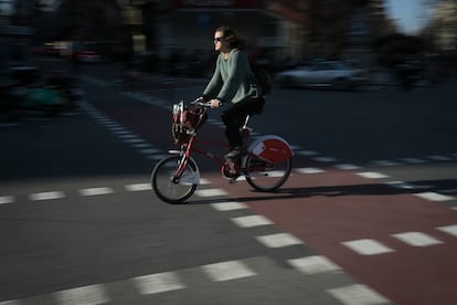 Confluencia de un carril bici nuevo con uno de viejo en Provença con Marina.