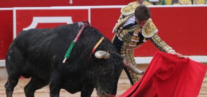 El juli en su primer toro al que corto una oreja.