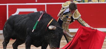  El juli en su primer toro al que corto una oreja.