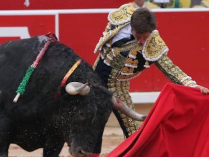  El juli en su primer toro al que corto una oreja.