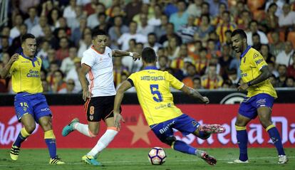 Enzo Pérez y David García disputan un balón.