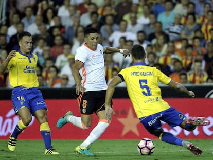 Enzo Pérez y David García disputan un balón.