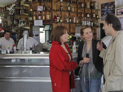 Carmen Maura, María Adánez y Santiago Ramos, durante el rodaje de <i>5ª B Escalera Derecha.</i>