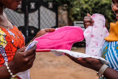 Compresas reutilizables que reparte en algunas escuelas de Bukavu (DRC) la ONG Uweko Afrika Initiative, y que ayuda a que las alumnas sigan asistiendo a clase cuando tienen la regla.