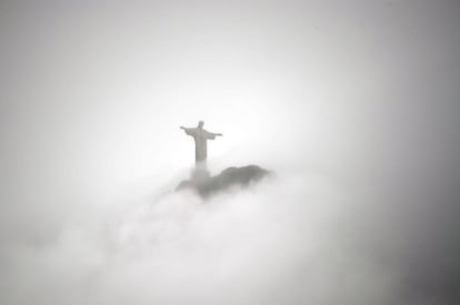 El Cristo Redentor situado en el Monte Corcovado, rodeado por las nubes, en Río de Janeiro (Brasil).