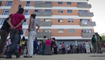 Asamblea de familias que acuden diariamente a informarse de como pueden hacer ellos un realojo.