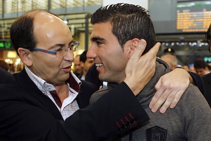 José Castro, vicepresidente del Sevilla, recibe ayer a Reyes en Sevilla.