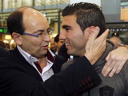 José Castro, vicepresidente del Sevilla, recibe ayer a Reyes en Sevilla.