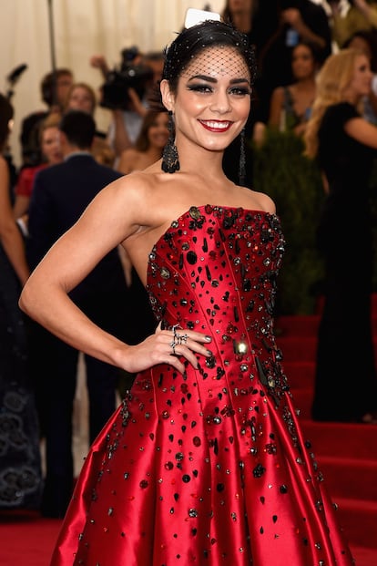 Vanessa Hudgens, de rojo y de H&M.