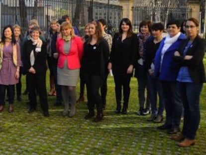 Las parlamentarias del PNV, EH Bildu y PSE-EE posan ante en Vitoria el el acto que han secundado contra la reforma de la ley del aborto.