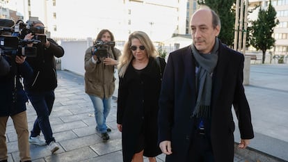 Cristina Álvarez, la asesora de Moncloa que asiste a Begoña Gómez, en los juzgados de Plaza de Castilla de Madrid, en diciembre.