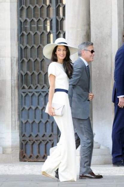 Amal junto a George Clooney en Venecia.