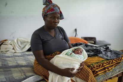 Magdalena Albino, 30 anos, foi uma das primeiras a chegar ao centro de recepção de Muxara. Ela estava grávida e sua casa, localizada no bairro de Chibuabuar, na cidade de Pemba, havia sido devastada pelo ciclone. Poucos dias depois, no mesmo centro de acolhimento, ela deu à luz seu quarto filho, a quem nomeou de Kenneth Adrián.