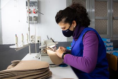 En Elche, la empresa da trabajo a 150 personas, muchas de ellas con gran experiencia en la industria zapatera.