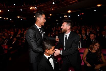 Cristiano Ronalo y Leo Messi, nominados al premio de Mejor Jugador, se saludan antes del inicio de la gala.