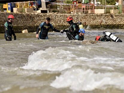 Miembros de la Guardia Civil, en plena búsqueda de una de las víctimas mortales de la riada de Sant Llorenç.
