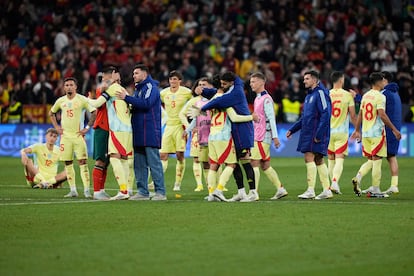 Los jugadores de España se lamentan durante la tanda de penaltis.