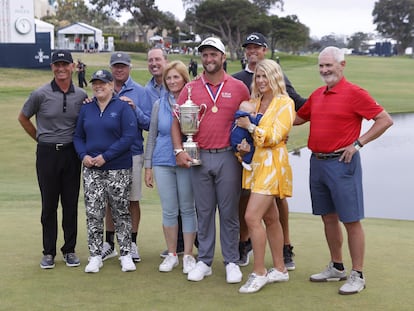 Jon Rahm, con miembros de su famila y su equipo.