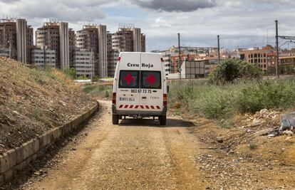 La ambulancia se dirige a su destino, en las afueras de la ciudad, donde las personas afectadas por la pobredumbre viven en casas abandonadas, en infraviviendas, varias familias.