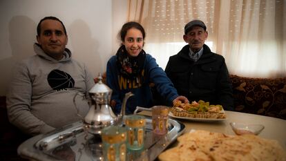 Sanaa Aboufaris Ouahlim, premio extraordinario de la ESO, con su padre Abdelmajid y su abuelo Lekbir, en su casa de Vilaboa (Pontevedra).