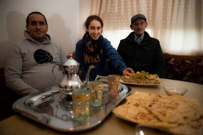 Sanaa Aboufaris Ouahlim, premio extraordinario de la ESO, con su padre Abdelmajid y su abuelo Lekbir, en su casa de Vilaboa (Pontevedra).