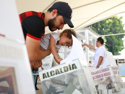 Ciudadanos votan en la alcaldía Benito Juárez, en Ciudad de México, el 2 de junio.