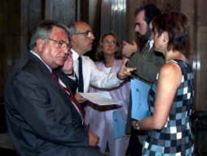 B-03.-BARCELONA,6/7/2000.-De izq a der.,los representantes de los grupos parlamentarios,Jaume Camps-ciu-,Ramón Espasa-psc-,Dolors Nadal-pp-,Josep Huguet_erc-, y Dolor Comas-ic-els verds-conversan entre ellos antes de la presentación de la proposición de l