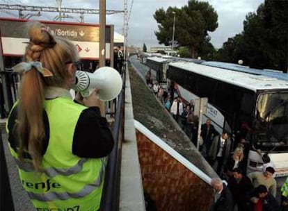 Autobuses del servicio especial para suplir las líneas de cercanías cortadas en Barcelona.