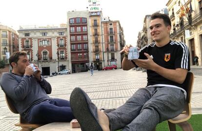 Eduardo y José, los primeros concursantes, en la plaza de España de Alcoi.