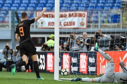 Dzeko celebra uno de sus goles al Chievo.