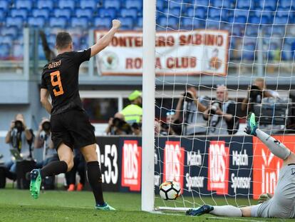 Dzeko celebra uno de sus goles al Chievo.