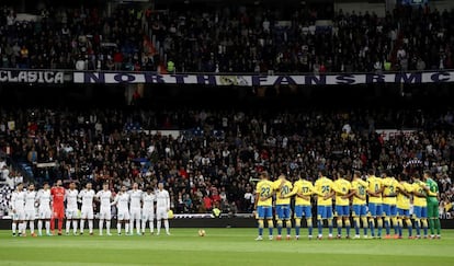 Los jugadores del Real Madrid y de la Unión Deportiva Las Palmas, guardan un minuto de silencio por Manuel Sanchís padre, durante el partido de LaLiga entre Real Madrid y la Unión Deportiva Las Palmas en el estadio Santiago Bernabeu de Madrid. 