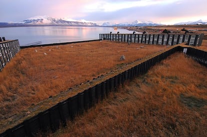 Remota, ya lo dice su nombre. Este nuevo hotel (www.remotahotel.com) en la carretera austral entre Punta Arenas y Torres del Paine, en Chile, es una novedad hotelera firmada por el arquitecto chileno Germán del Sol, autor también del hotel Salto Chico. El espectáculo natural se despliega aquí ya desde la propia ventana de la habitación.