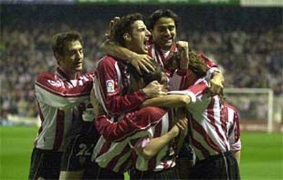 Urzaiz, Del Horno, Javi González y otros compañeros abrazan a Tiko tras la consecución del primer gol del Athletic.