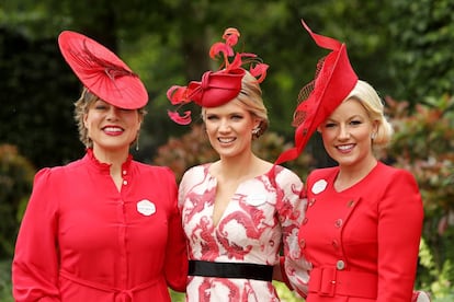 Kate Silverton, Charlotte Hawkins y Natalie Rushdie, en las praderas de Ascot, con vistosos tocados.