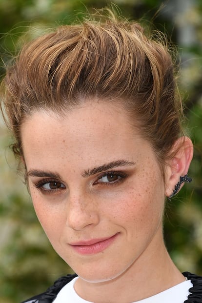 Los ahumados son una de las mejores formas de combinar los diferentes tonos de una melena con babylights u otros juegos de mechas como el balayage. Así lo prueba Emma Watson, que juega con los tonos más oscuros de su pelo para el párpado superior y combina los más claros con los tonos usados en el lagrimal y el párpado inferior.