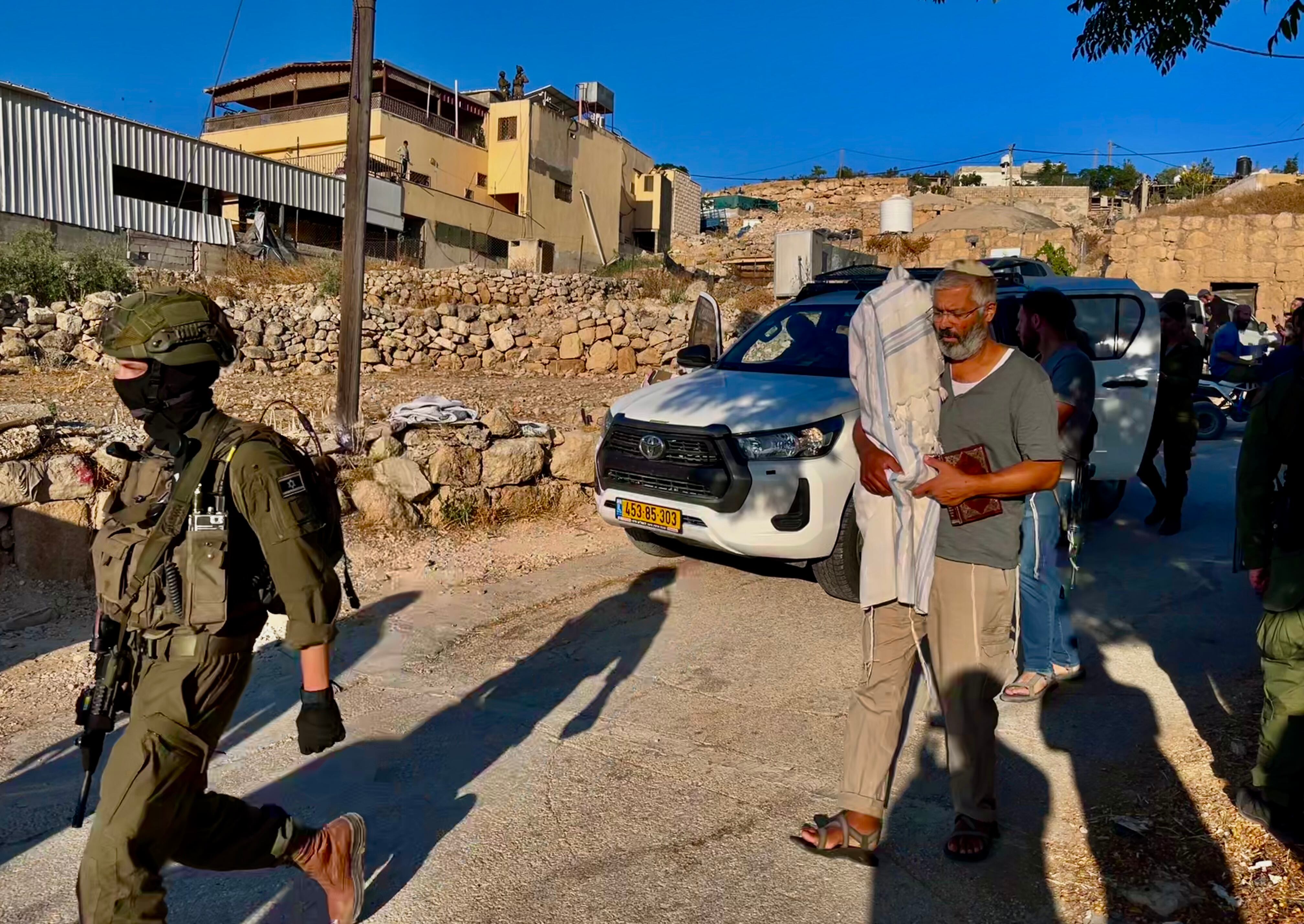 Uno de los participantes en el rezo, tras su conclusión, este jueves en Al Tuwani, en el sur de Cisjordania.