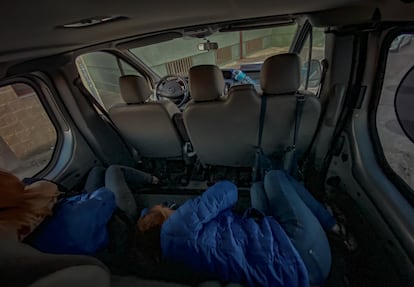 Josiño Romero conduce mientras sus compañeros descansan en el viaje de madrugada de vuelta a Valladolid.
