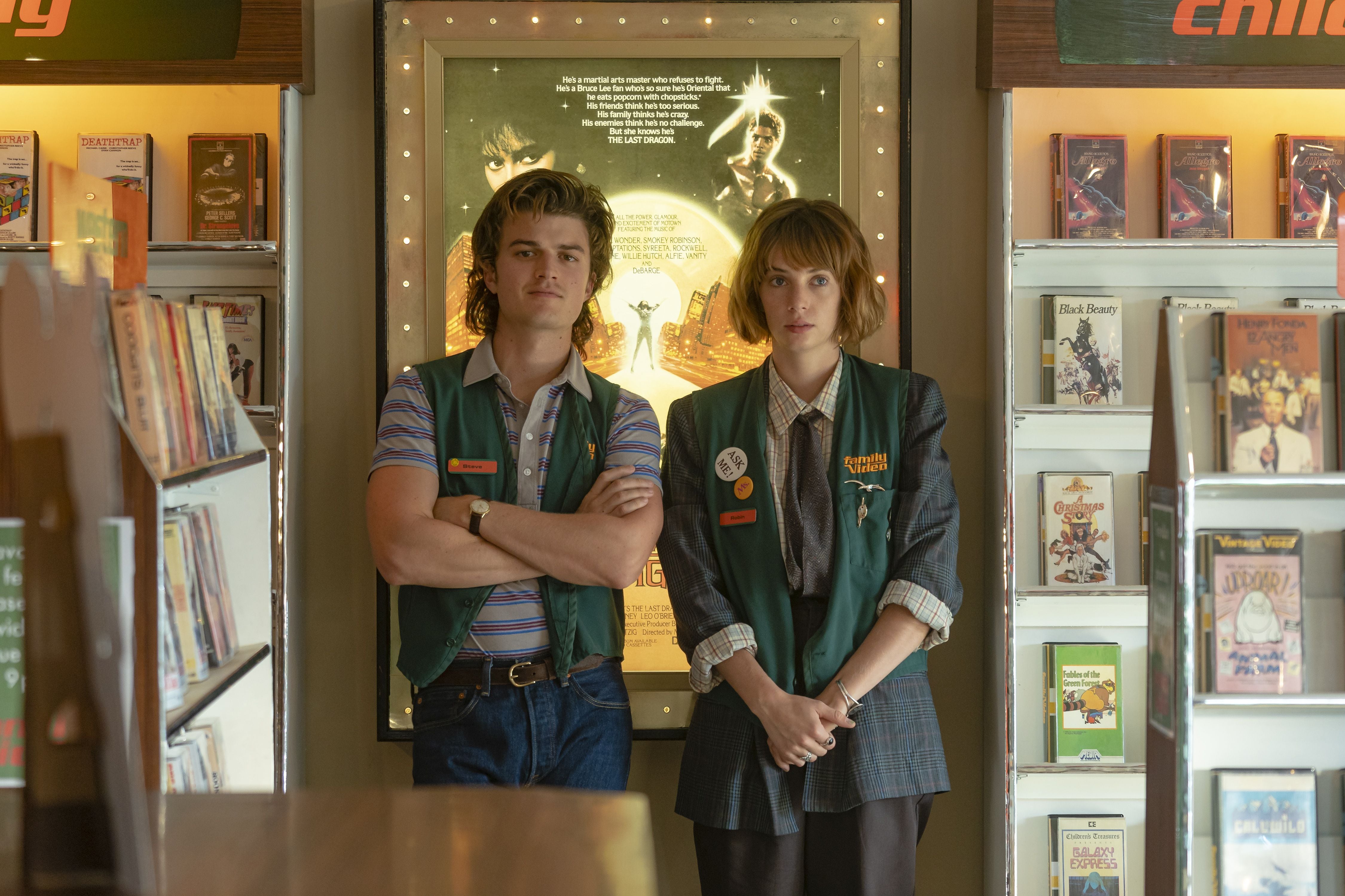 Los actores Joe Keery y Maya Hawke, empleados del videoclub de la serie 'Stranger Things'.